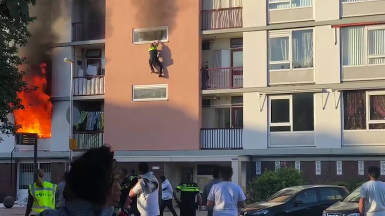 Beeld uit video: Agent zwaargewond na sprong uit flat na brand in Utrecht