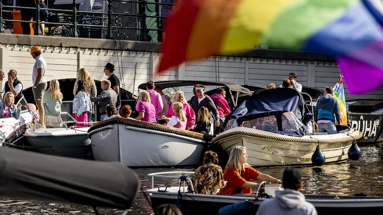 Beeld uit video: Boten van Canal Parade varen door de Amsterdamse grachten