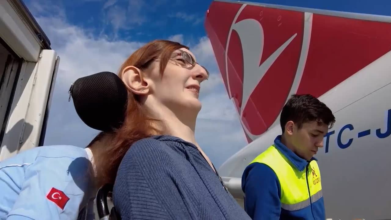 Beeld uit video: 's Werelds langste vrouw reist voor het eerst met vliegtuig