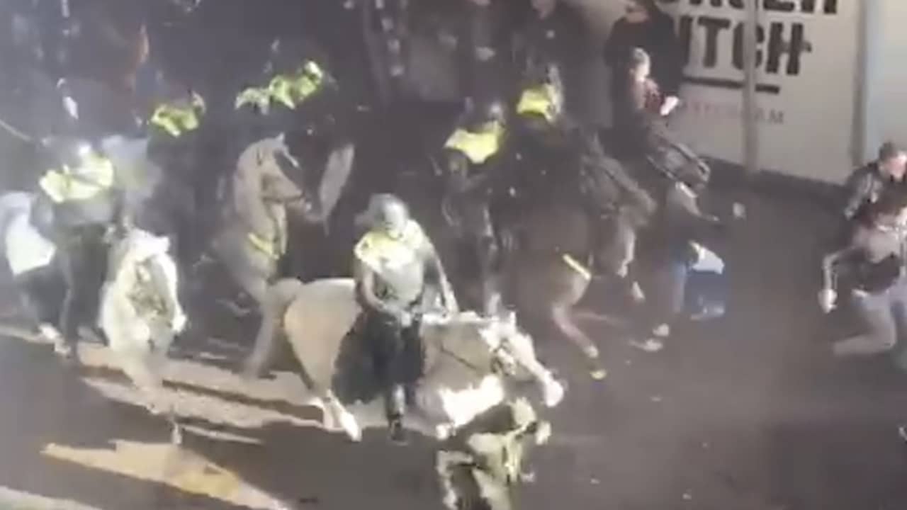 Beeld uit video: ME zet waterkanonnen en paarden in tegen Ajax-supporters