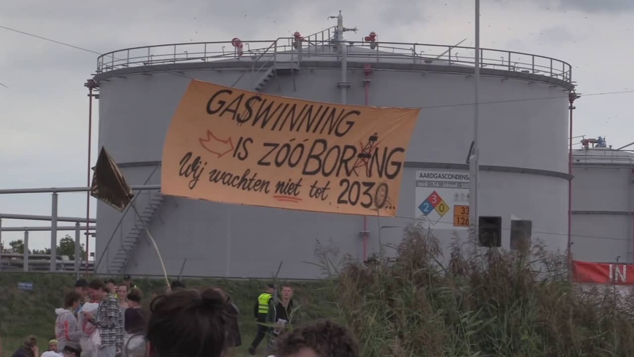 Beeld uit video: Actievoerders blokkeren NAM-locatie tegen gaswinning