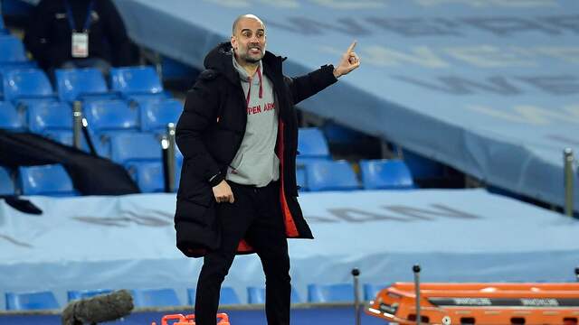 Josep Guardiola langs de lijn tijdens Manchester City-Wolverhampton Wanderers.