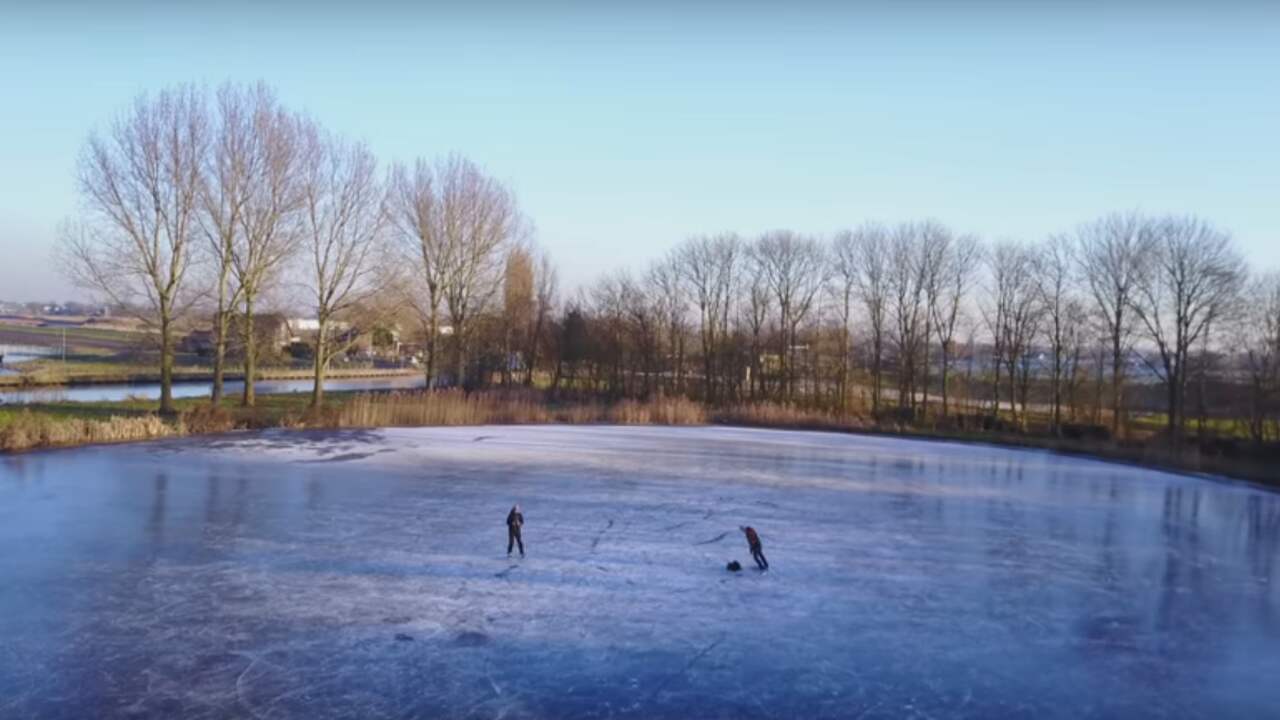 Beeld uit video: Drone filmt schaatsliefhebbers op natuurijs in Pijnacker 