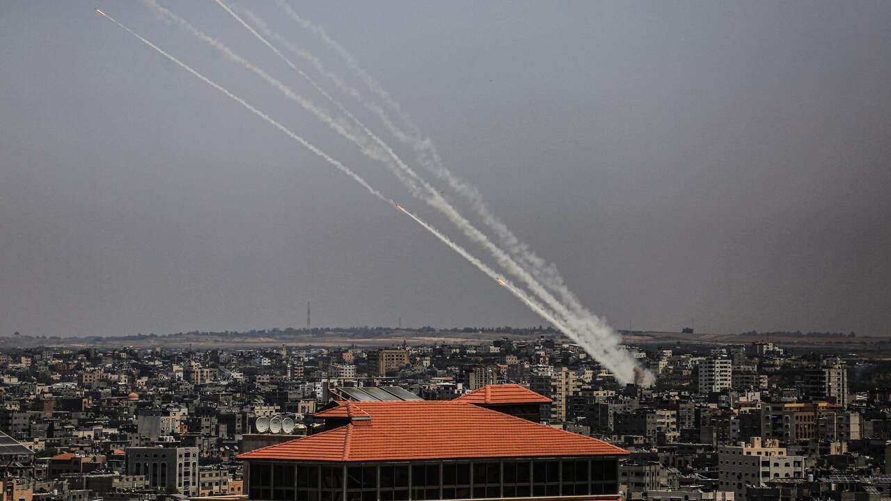 Palestijnse militanten vuren vanuit Gaza raketten af op Israël.