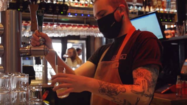 Beeld uit video: Eerste biertje getapt : 'Kabinet overtuigen dat café open kan'