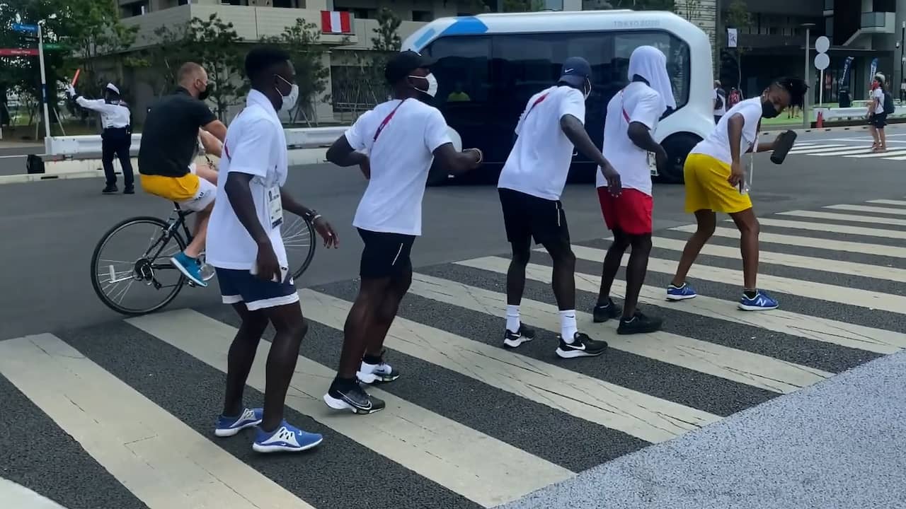 Beeld uit video: Ghanese atletiekploeg gaat al dansend terug naar hotelkamer