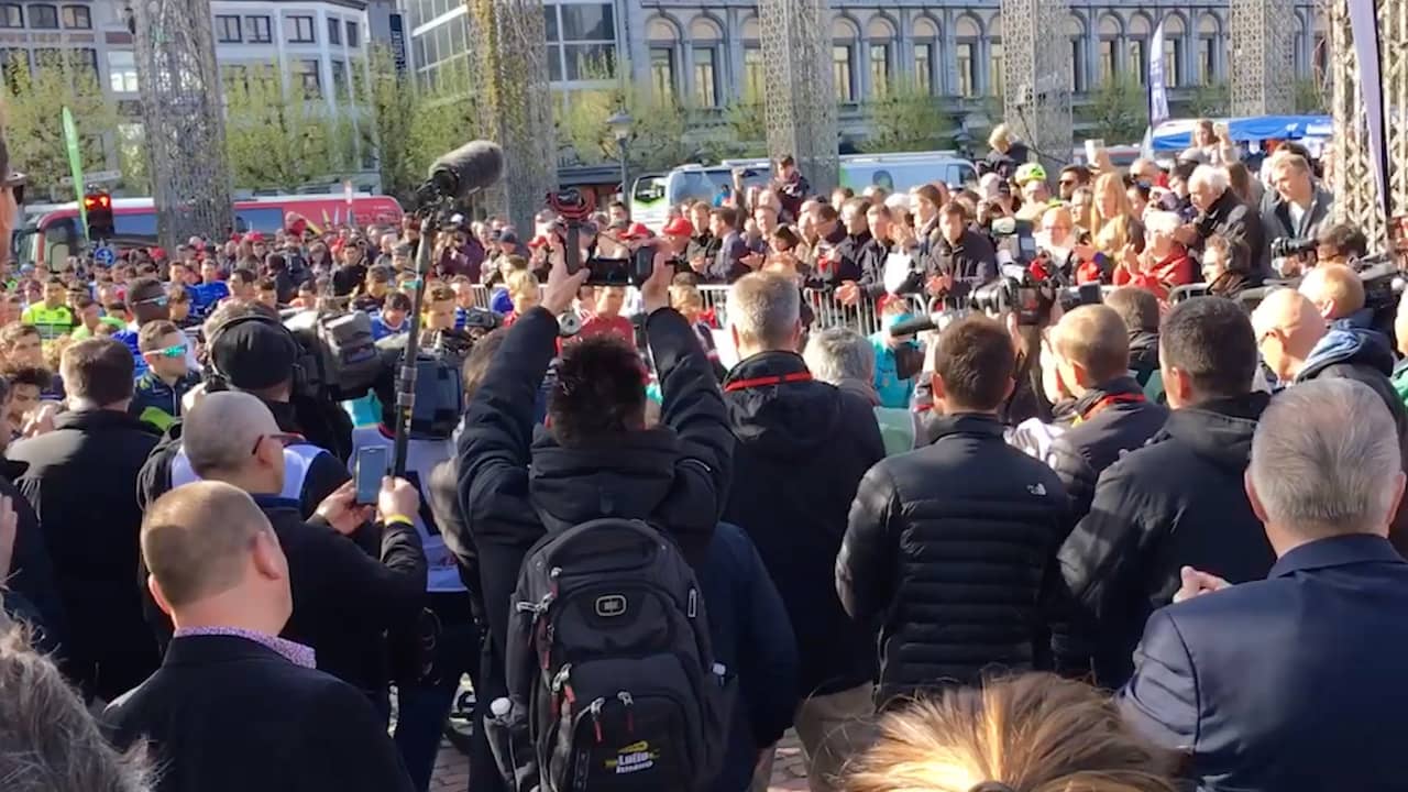 Beeld uit video: Applaus voor overleden wielrenner Scarponi bij Luik-Bastenaken-Luik