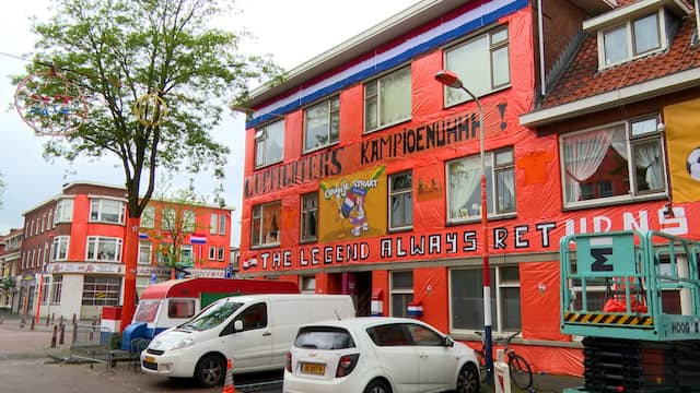 Oranjekoorts in Den Haag: straat van top tot teen versierd