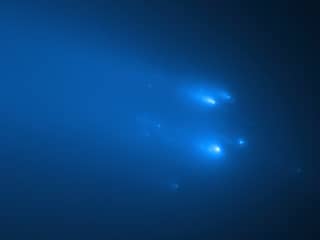 Ruimtetelescoop Hubble ziet hoe verre komeet uit elkaar valt