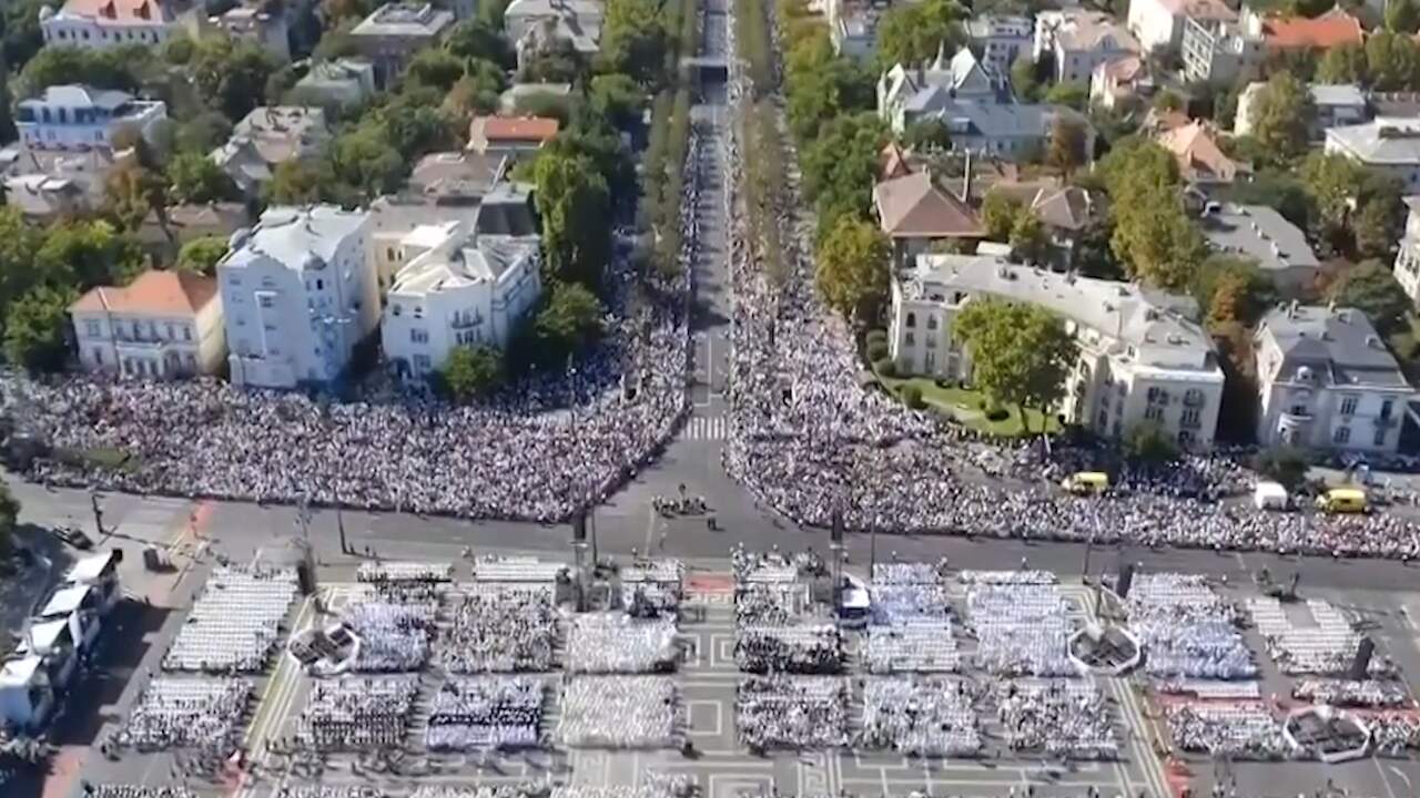 Beeld uit video: Tienduizenden mensen wonen mis van paus in Boedapest bij