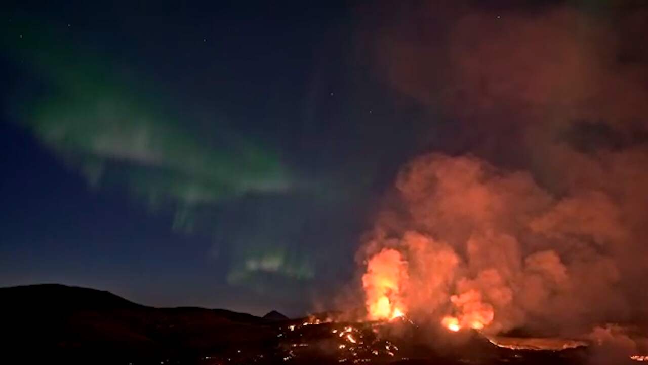 Beeld uit video: IJslandse fotograaf filmt noorderlicht boven uitbarstende vulkaan