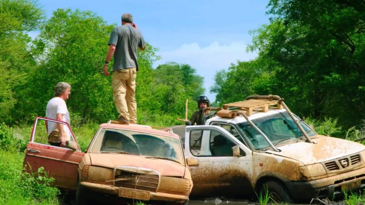 Beeld uit video: Presentatoren Grand Tour trotseren modderige wegen in Mozambique