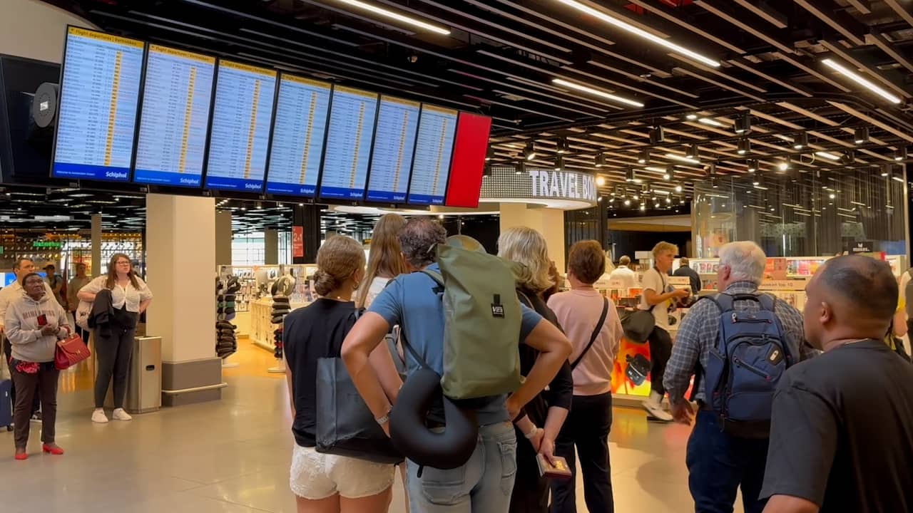 Reizigers Op Schiphol Zien Vertraagde Vluchten Door Wereldwijde Storing ...