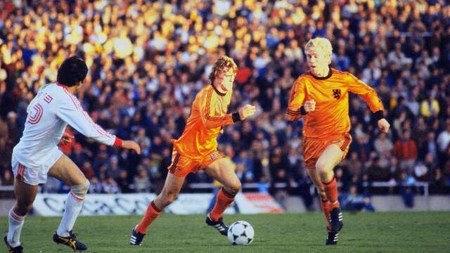 Johnny Rep in balbezit tijdens Nederland-Iran (3-0) op het WK 1978. Rechts Wim Rijsbergen.