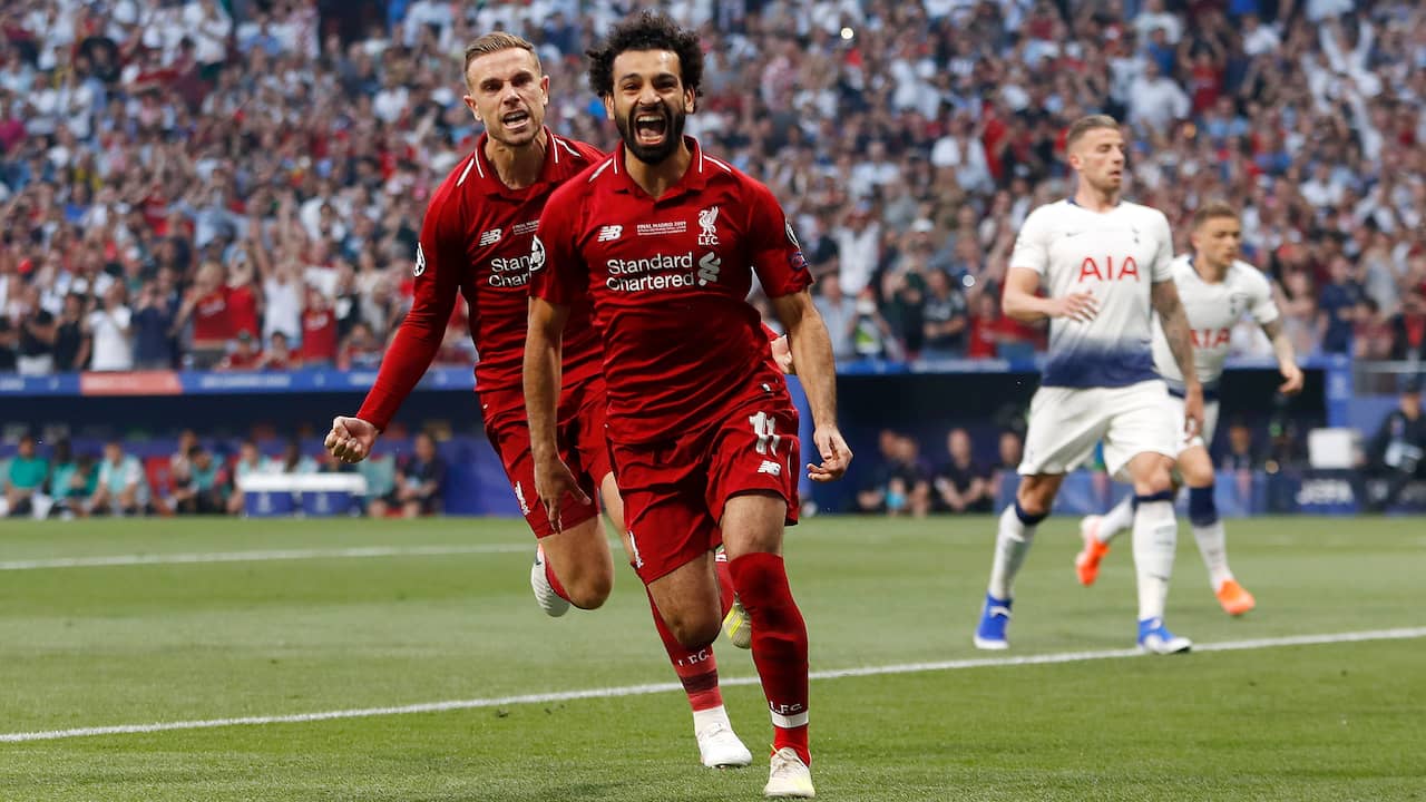 Beeld uit video: Salah schiet Liverpool met strafschop snel op voorsprong in CL-finale