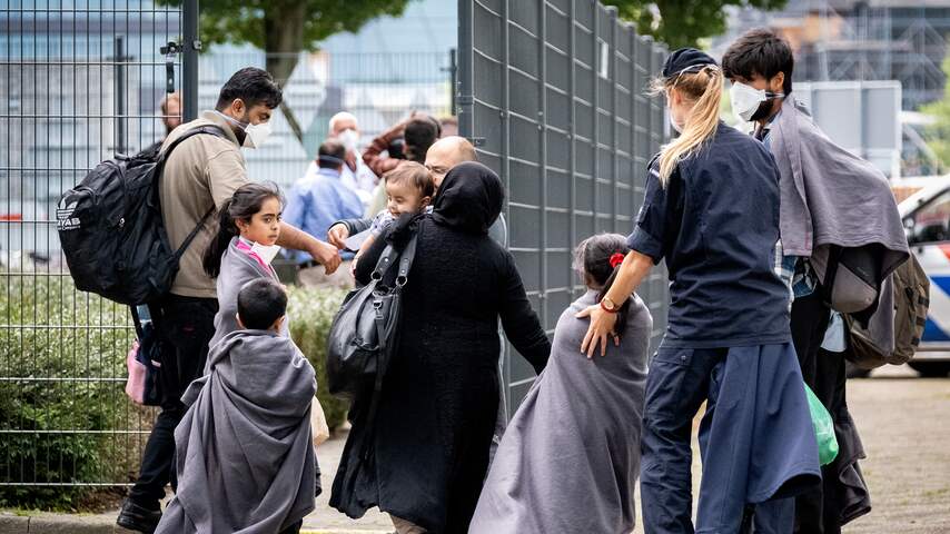 Vluchtelingen uit Afghanistan komen aan bij de opvanglocatie in Amsterdam