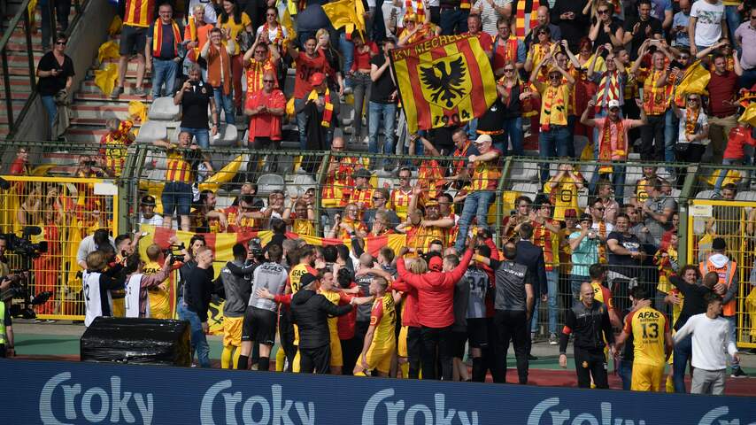 tapijt beoefenaar Baron Swinkels, Bijker en Verrips stunten met KV Mechelen in bekerfinale België |  Voetbal | NU.nl