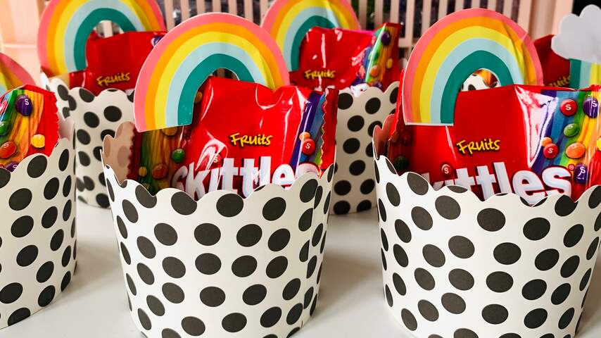 Traktaties met regenboogsnoepjes.