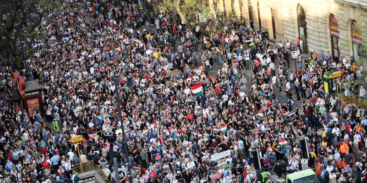 Tienduizenden Hongaren demonstreren na overwinning premier Orbán
