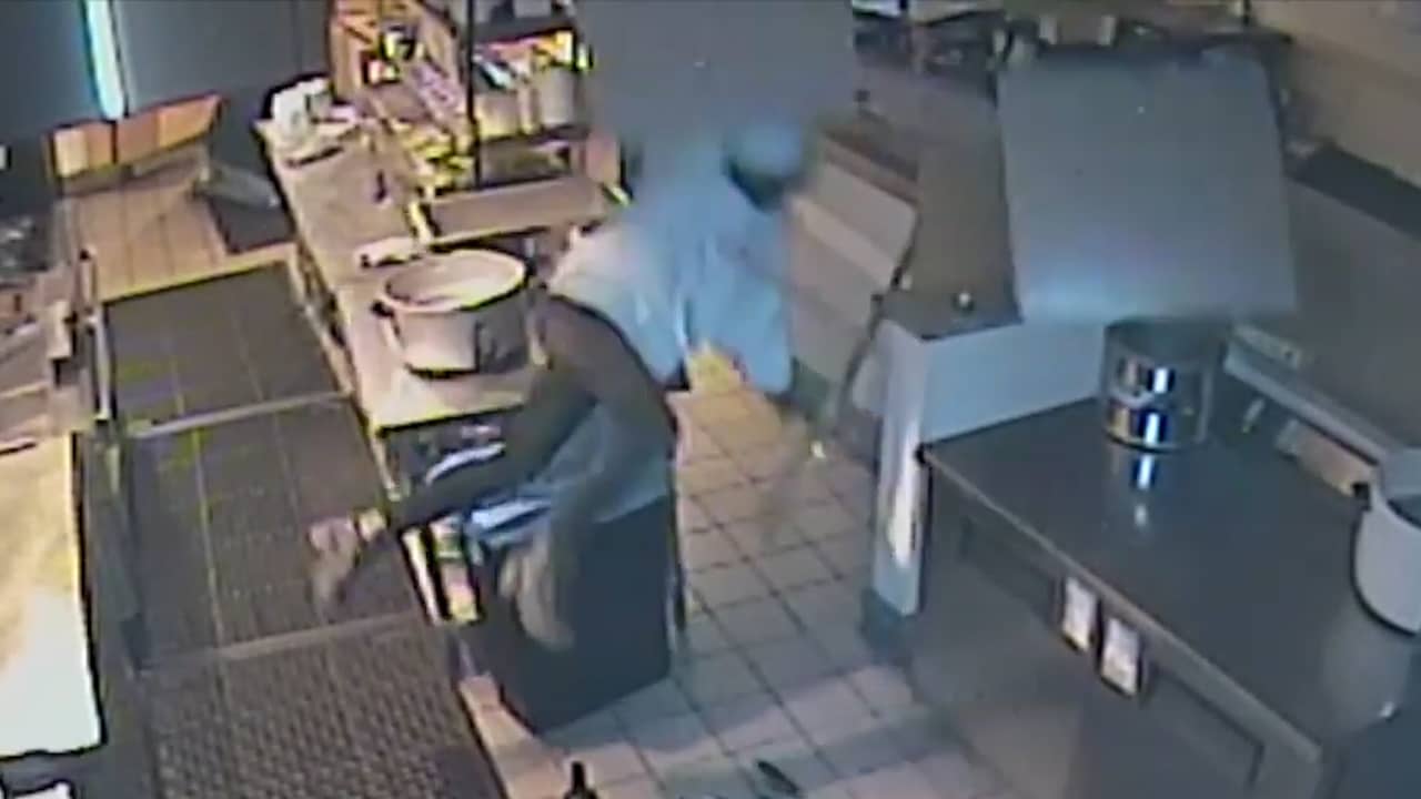 Beeld uit video: Inbreker valt door plafond van restaurantkeuken in VS
