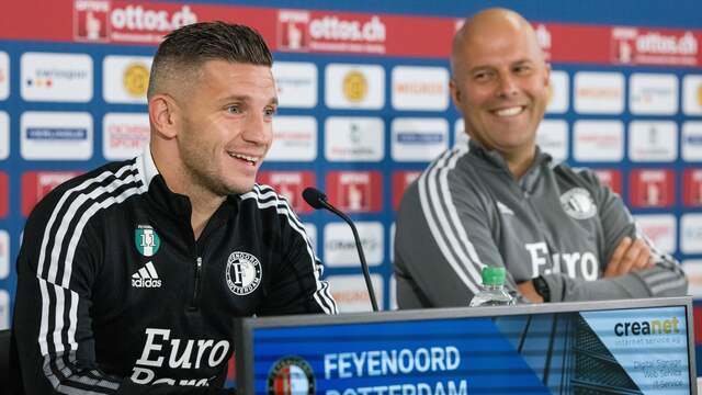 Bryan Linssen en Arne Slot op de persconferentie.