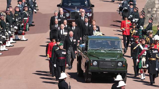 De kist van prins Philip werd naar de St George's Chapel gebracht in een door hemzelf ontworpen groene Land Rover.