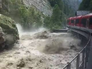 Treinreiziger filmt kolkende rivier langs spoor in Zwitserland