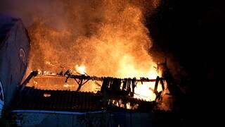 Dak historische boerderij stort in bij brand in Rotterdam