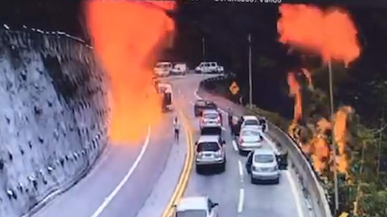 Mensen vluchten nadat Braziliaanse tankauto crasht en explodeert