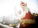 Intocht van Sinterklaas met 100 pieten in Den Bosch: Strooien met glutenvrije pepernoten