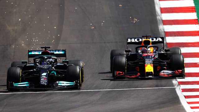 Hamilton passeert Verstappen weer, nadat de Nederlander eerst de Brit voorbij ging.