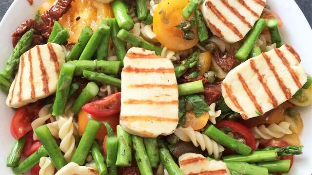 Pastasalade met asperges en halloumi.