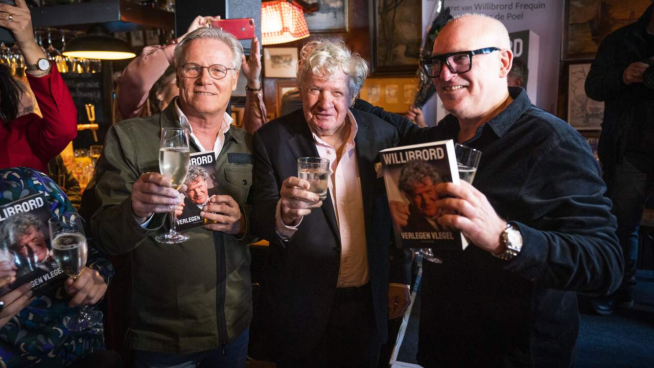 Willibrord Frequin met Fons de Poel en René van der Gijp tijdens de boekpresentatie van Verlegen vlegel.