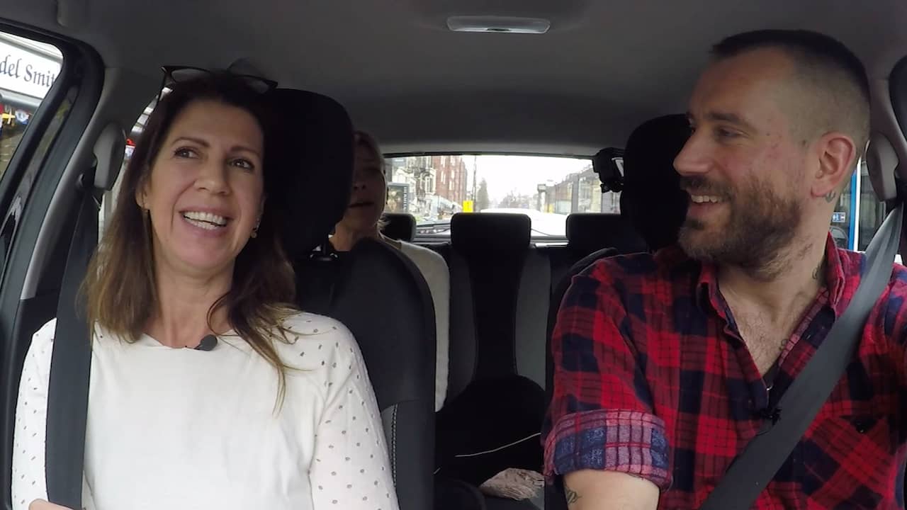 Beeld uit video: In de auto met Isa Hoes: Energie van jongere mannen vind ik superleuk