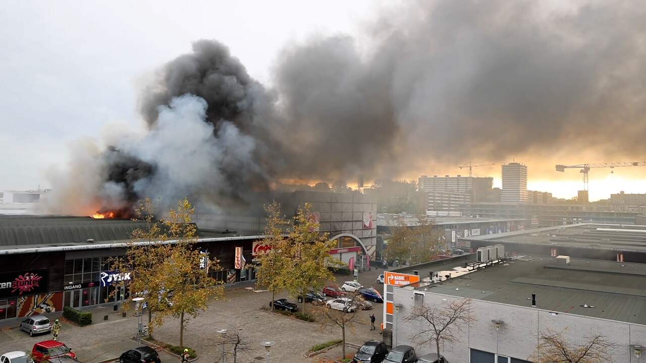 Beeld uit video: Na urenlange strijd is zeer grote brand op woonboulevard Delft geblust