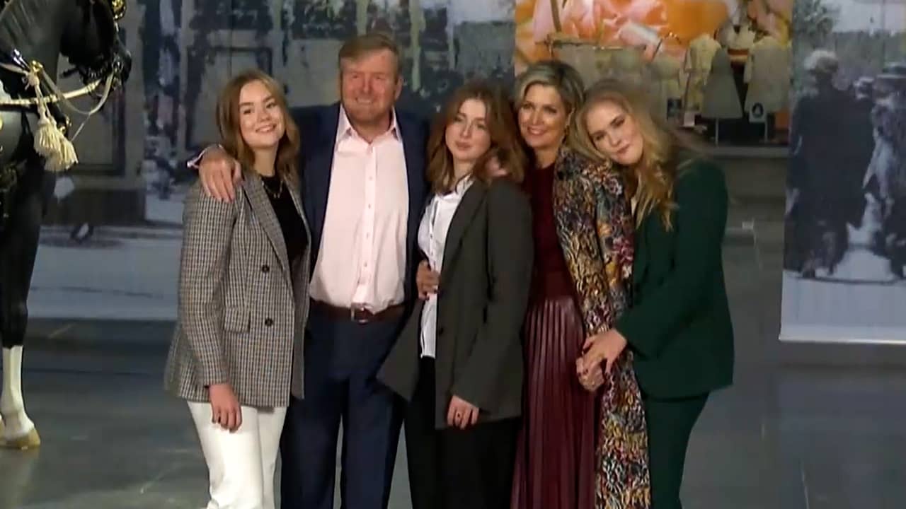 Beeld uit video: Koninklijke familie poseert tijdens fotosessie in Amsterdam