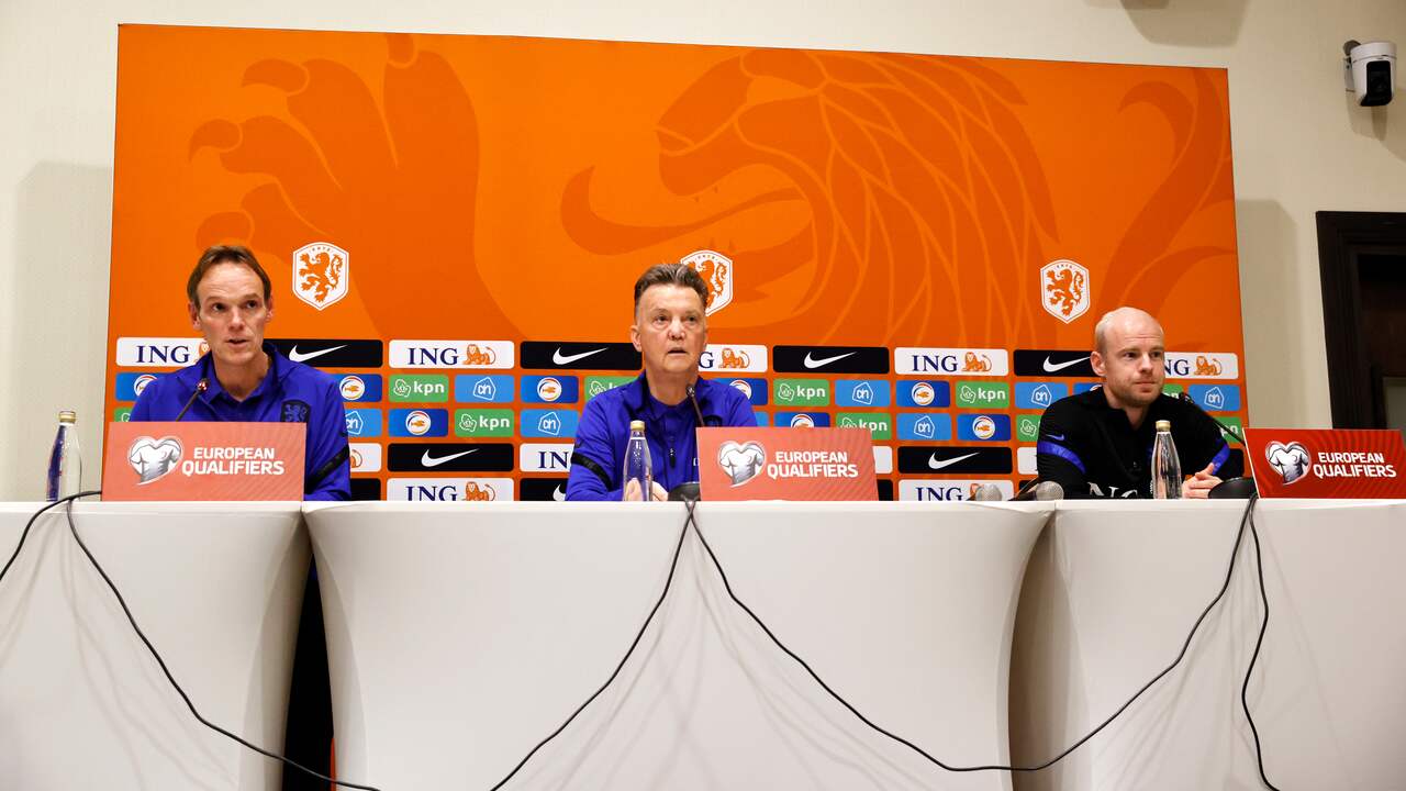 Louis van Gaal og Davy Klaassen på pressekonferansen i Podgorica.