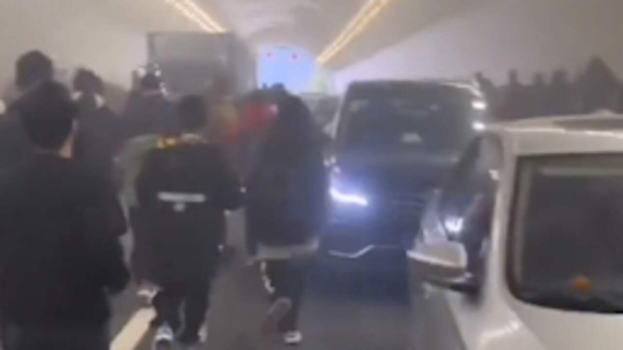 Beeld uit video: Chinezen laten auto's in bergtunnel achter vanwege brand