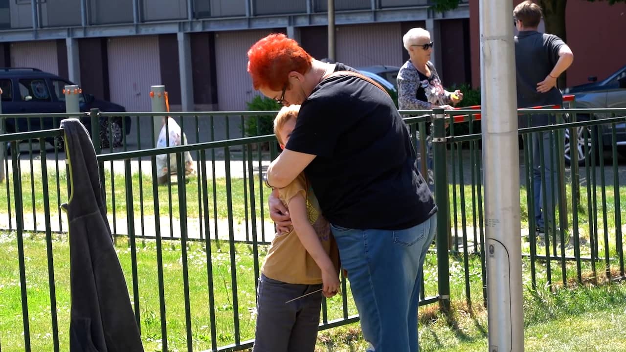 Beeld uit video: Inwoners Kerkrade herdenken Gino bij speeltuin: 'Beest moet achter tralies'