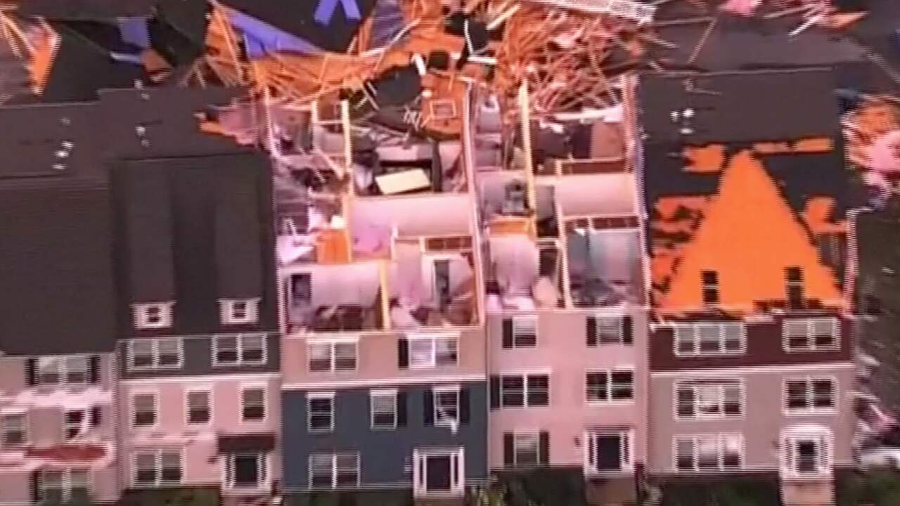 Beeld uit video: Daken van huizen geblazen door zware storm in Maryland