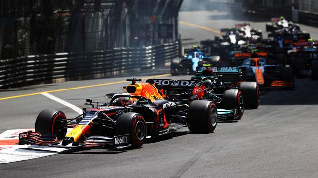 Verstappen behield bij de start de leiding