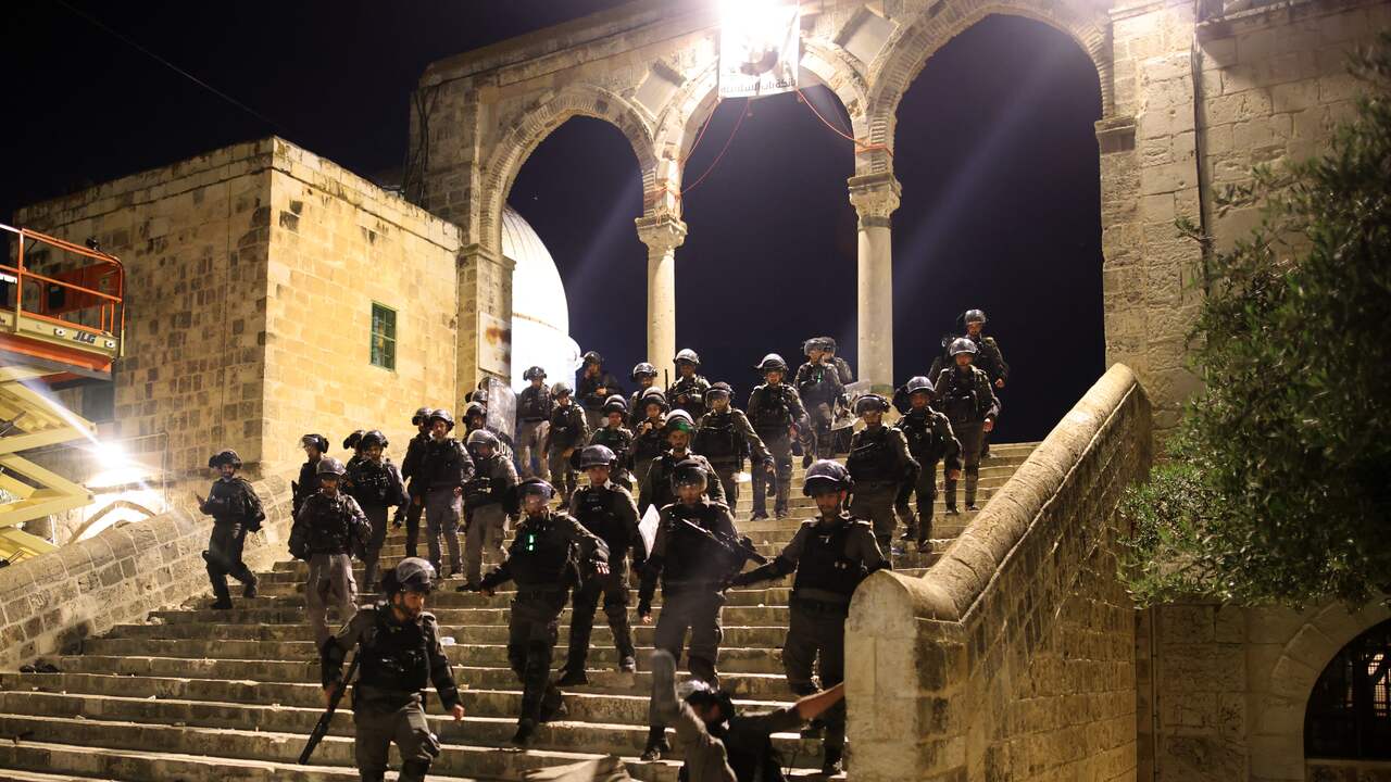 Israëlische strijdkrachten na afloop van hun bestorming van de Al Aqsa-moskee.