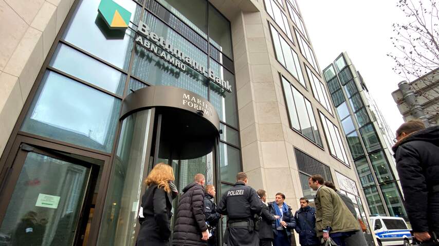 Duitse autoriteiten vallen Duits ABN AMRO-kantoor binnen