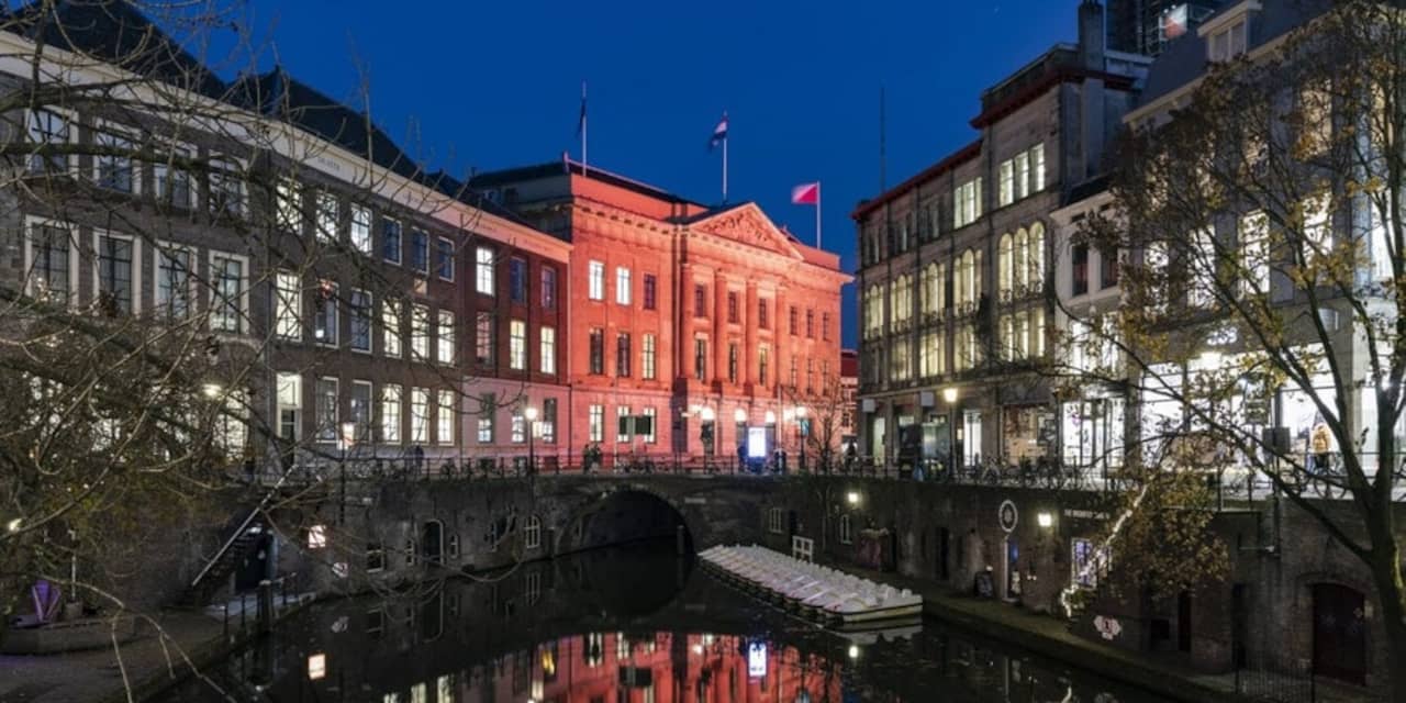 Stadhuis in Utrecht kleurt oranje uit protest tegen vrouwengeweld