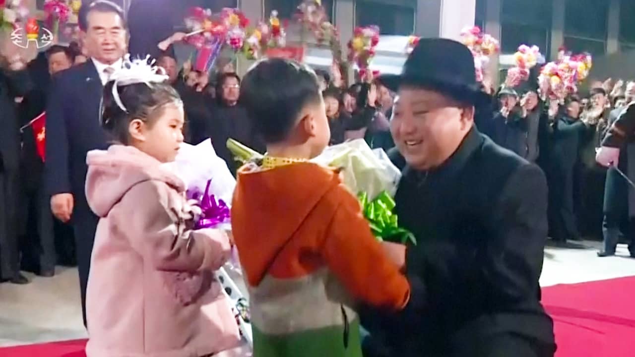 Beeld uit video: Trein Kim Jong-un 'enthousiast' onthaald na bezoek aan Poetin