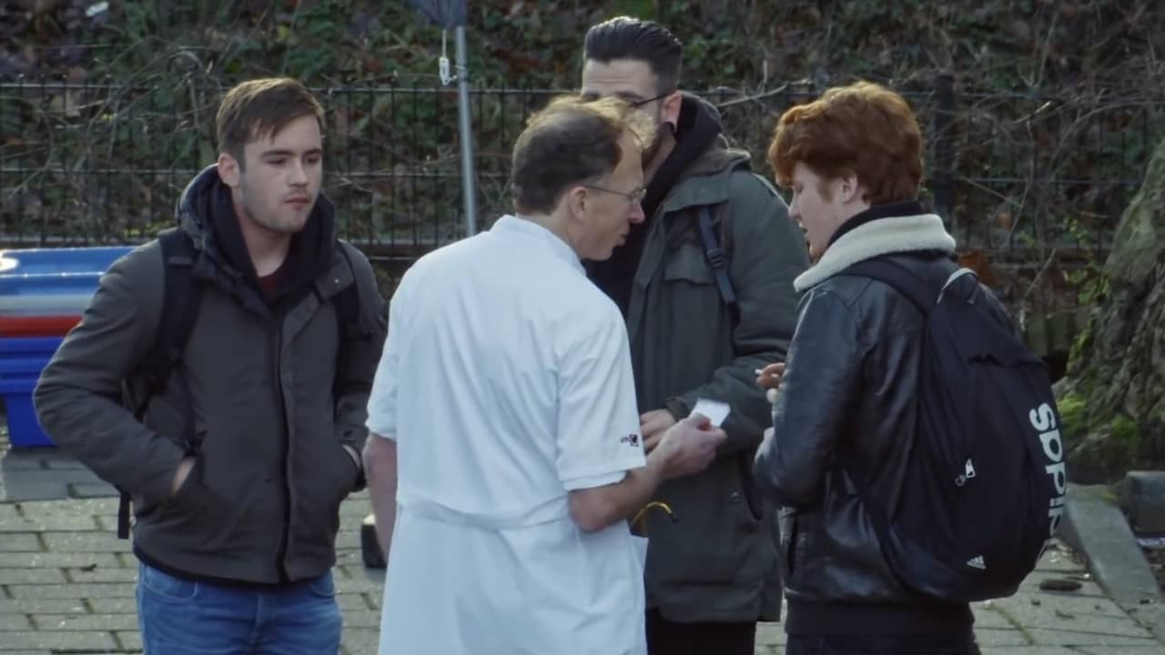 Beeld uit video: Campagnevideo: Artsen confronteren rokers op straat met gevolgen