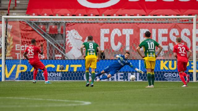 Luciano Narsingh schoot een penalty binnen.