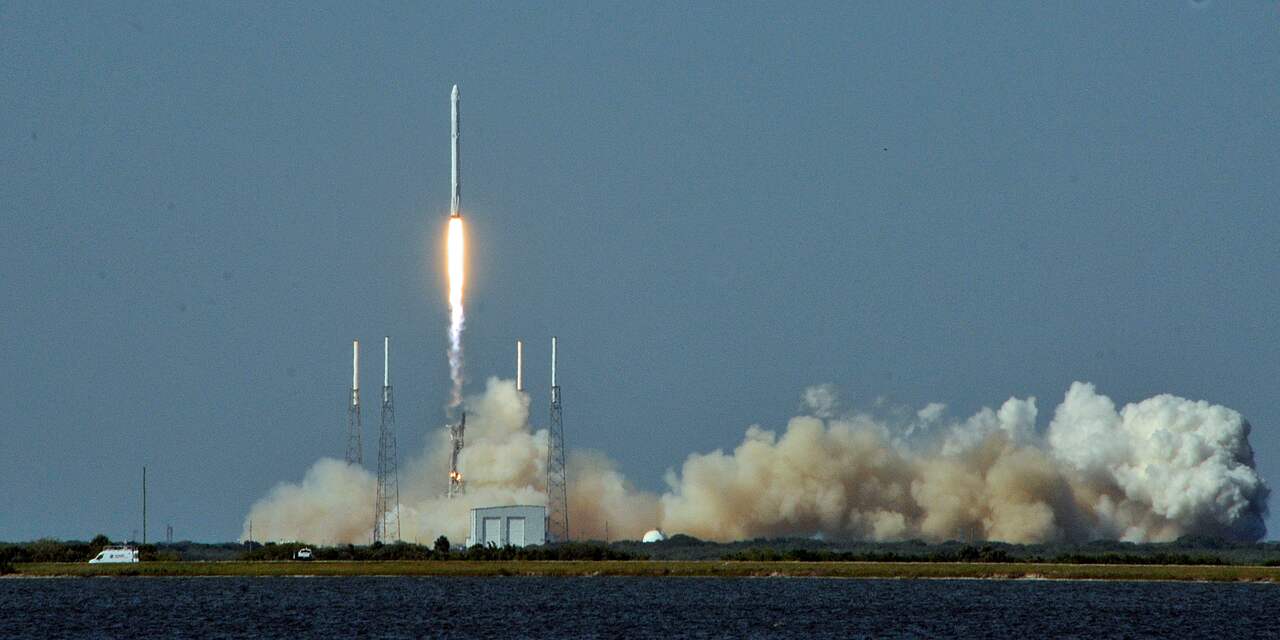 SpaceX laat deel van ISS-raket landen op zeeplatform