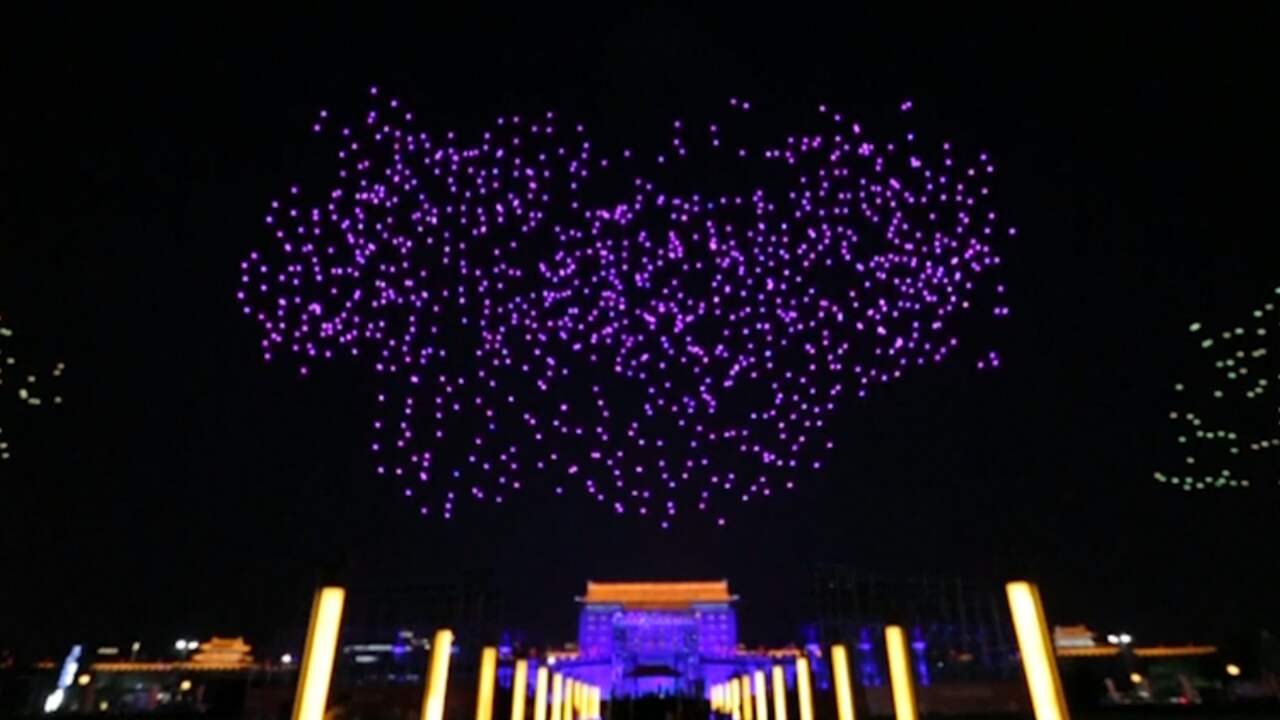 Beeld uit video: 1.400 drones geven tijdens Dag van de Arbeid lichtshow in China