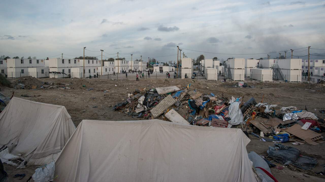 Le tendopoli vicino a Calais (Francia) sono prive di servizi igienici e acqua potabile.